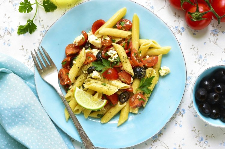 Салат с макаронами и фетой