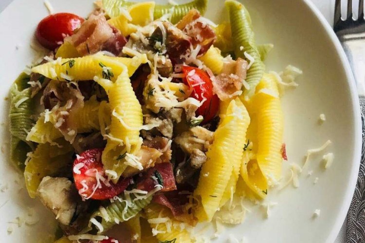 Салат с макаронами и беконом