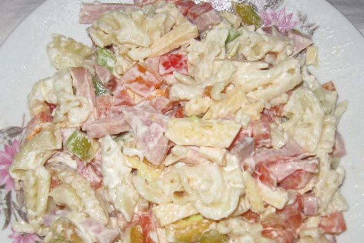 Салат с макаронами и колбасой