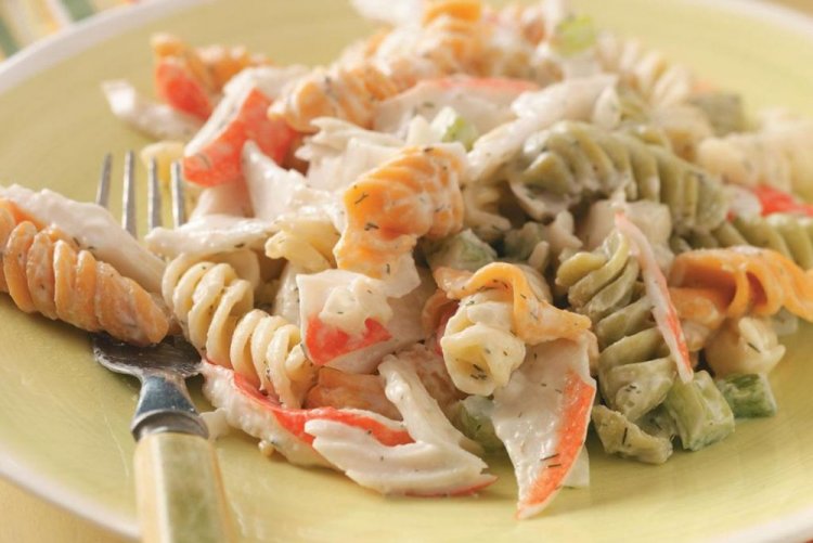 Салат с макаронами и крабовыми палочками