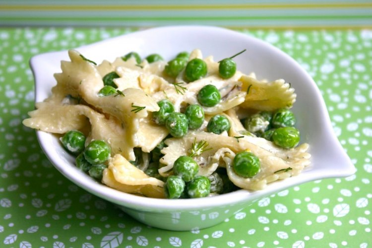 Салат с макаронами, рукколой и зеленым горошком