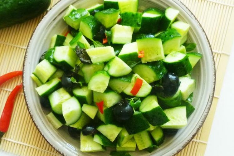 Салат с маслинами и базиликом