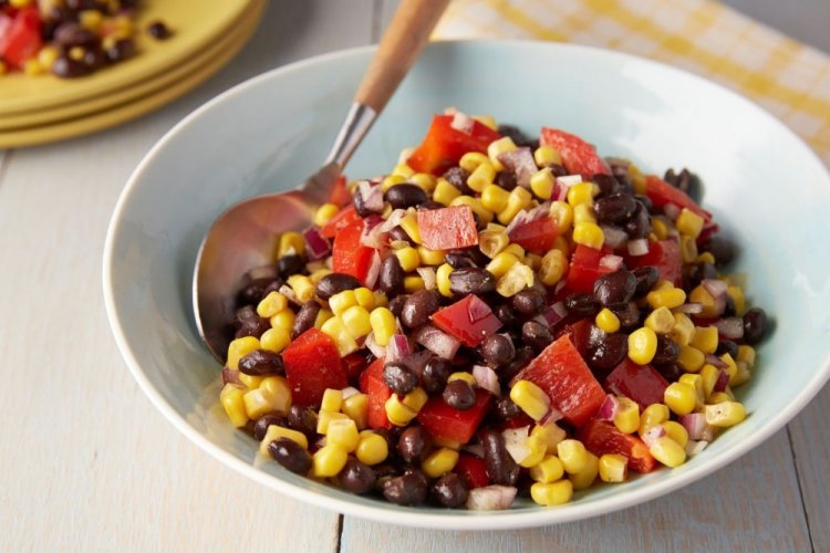 Салат с маслинами, фасолью и кукурузой