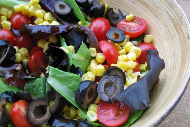 Салат с маслинами и кукурузой
