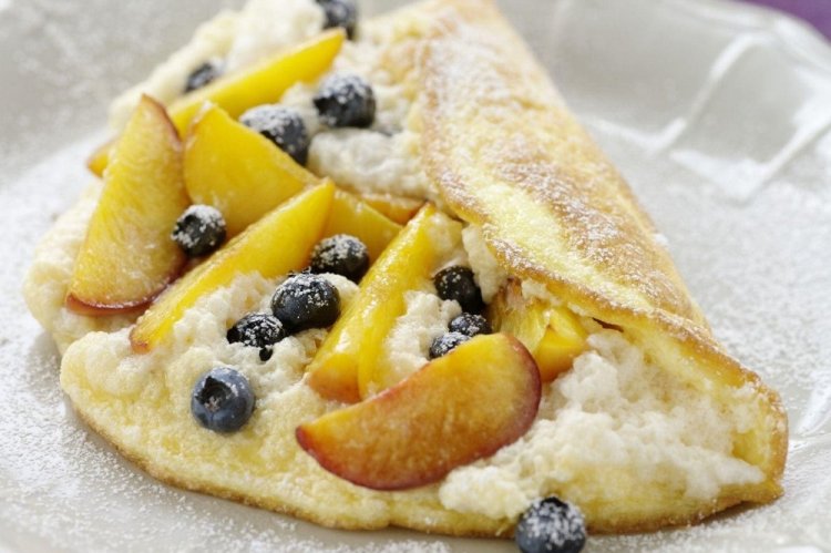 Сладкий творожный омлет