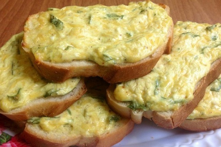 Горячие бутерброды с творогом и зеленью