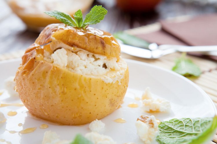 Запеченные яблоки с творогом на завтрак