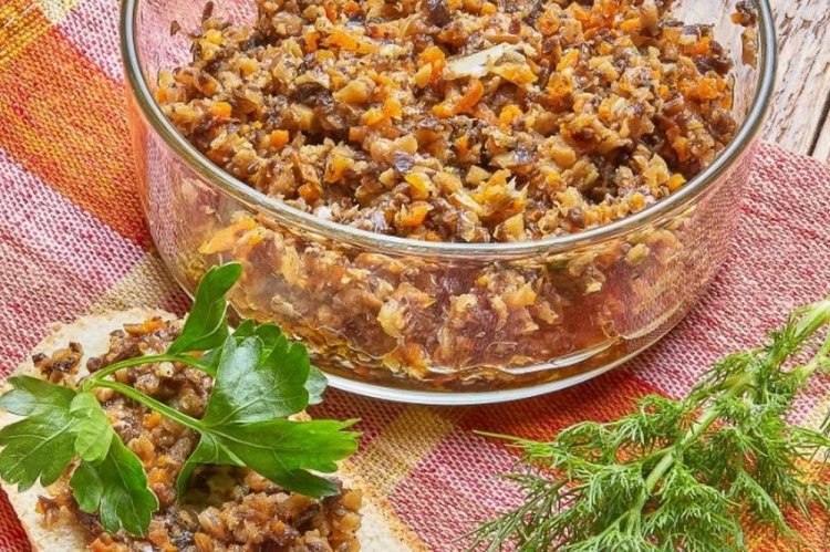 Икра из рыжиков с чесноком и луком