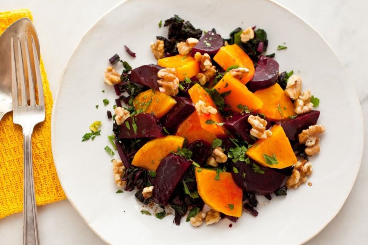 Салат с бататом, свеклой и орехами