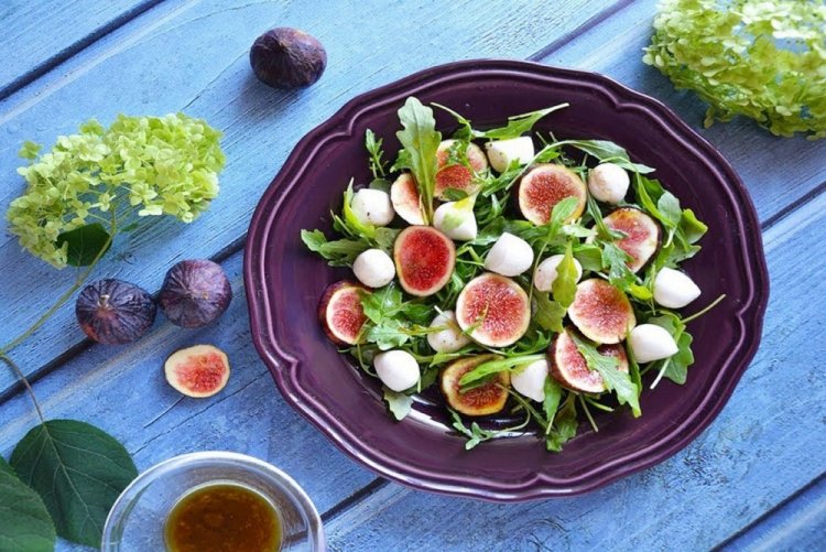 Салат с инжиром и моцареллой