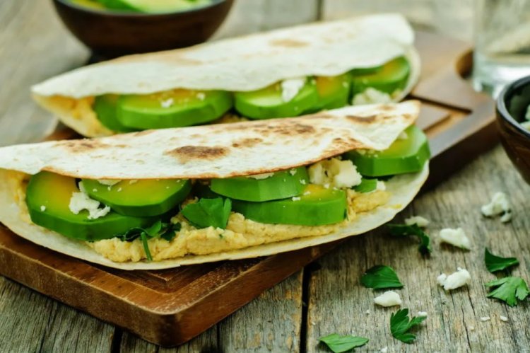 Тортилья с авокадо и яйцом