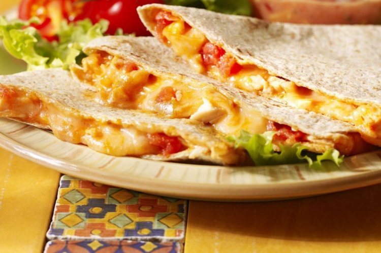 Тортилья с творогом и помидором на завтрак