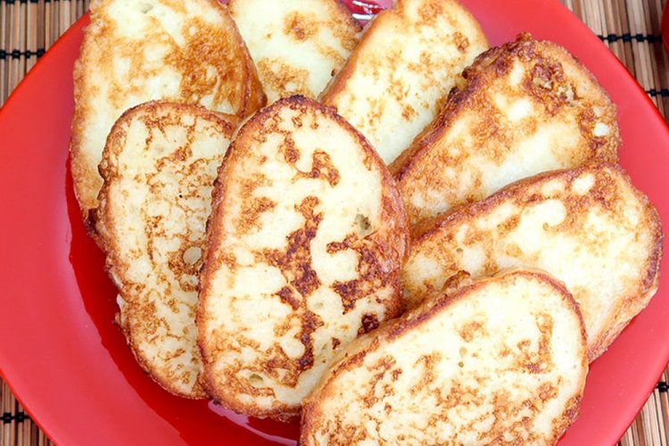 Гренки с яйцами и водой