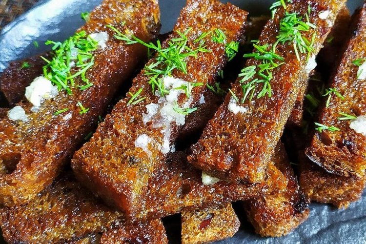 Гренки из черного хлеба с чесноком