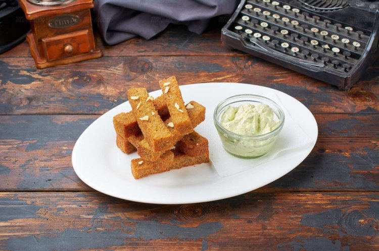 Чесночные гренки из ржаного хлеба