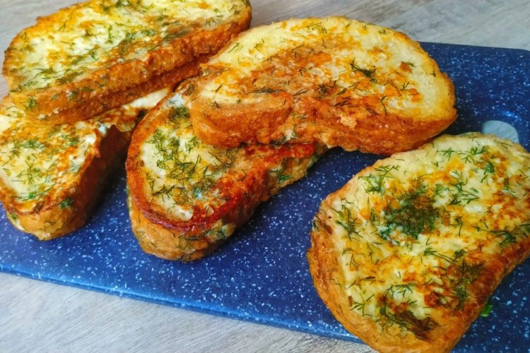 Гренки с яйцом и зеленью