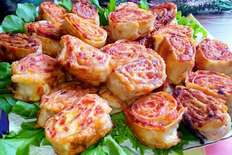 Лаваш с колбасой на сковороде