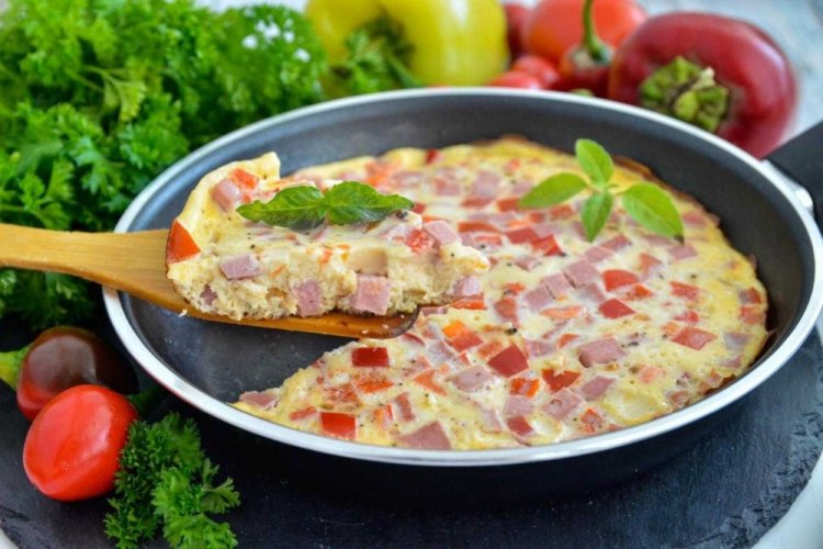 Омлет с колбасой и овощами