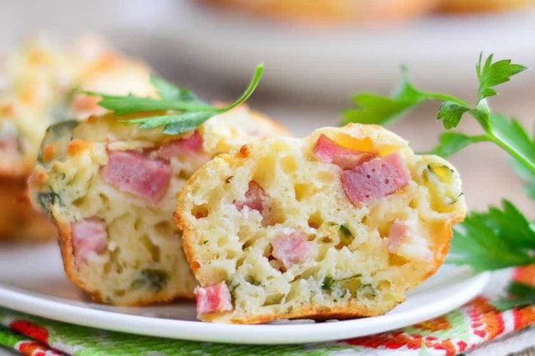 Маффины с колбасой и помидорами на сметане