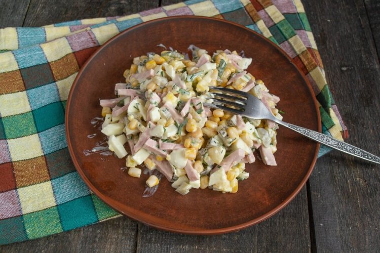 Салат с колбасой и кукурузой