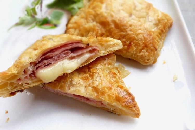 Слойки с колбасой и сыром