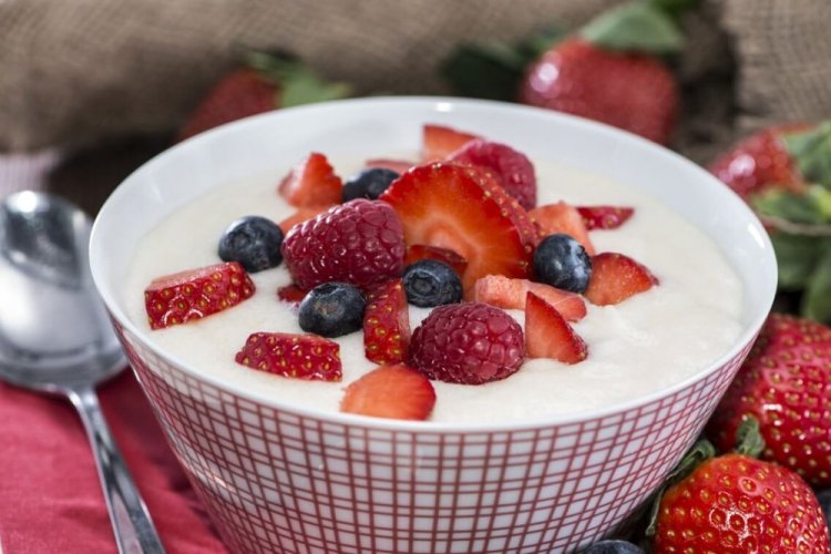 Манная каша с ягодами