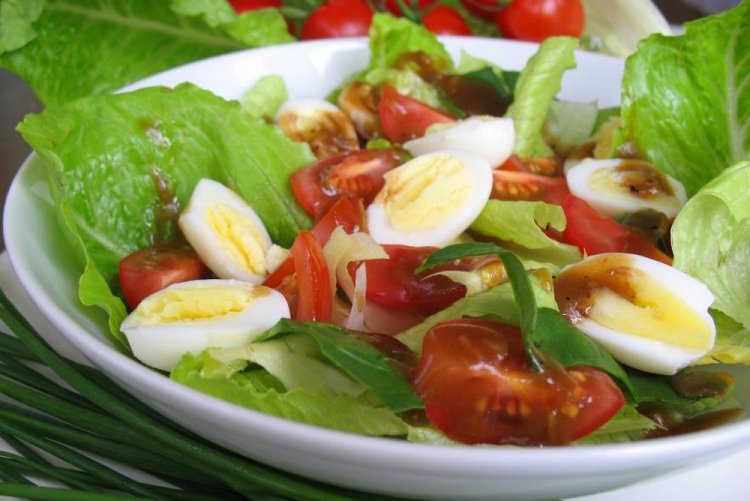 Салат с фетой и перепелиными яйцами