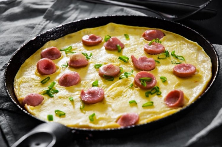 Омлет с сосисками