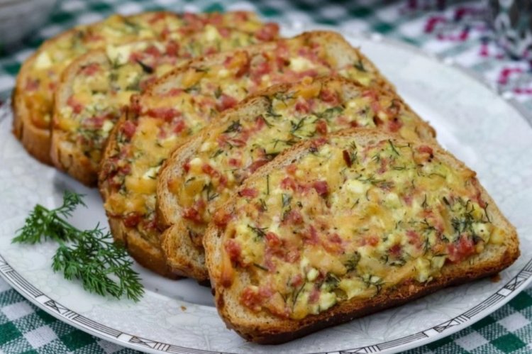 Гренки с сосисками и сыром