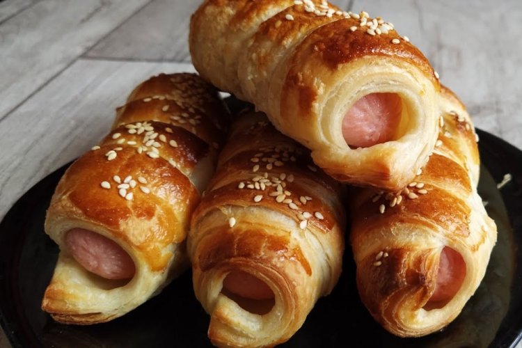 Сосиски в слоеном тесте в духовке