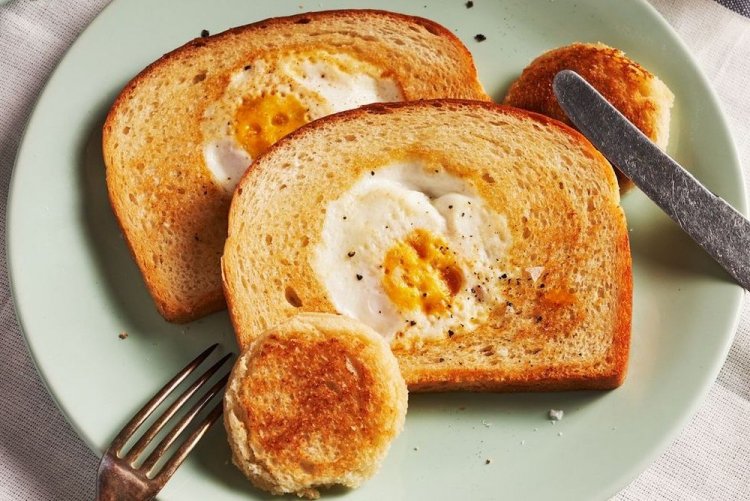 Яичница с сосисками в тостах