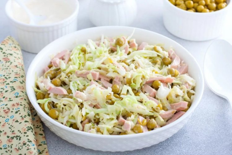 Салат с капустой, зеленым горошком и сосисками
