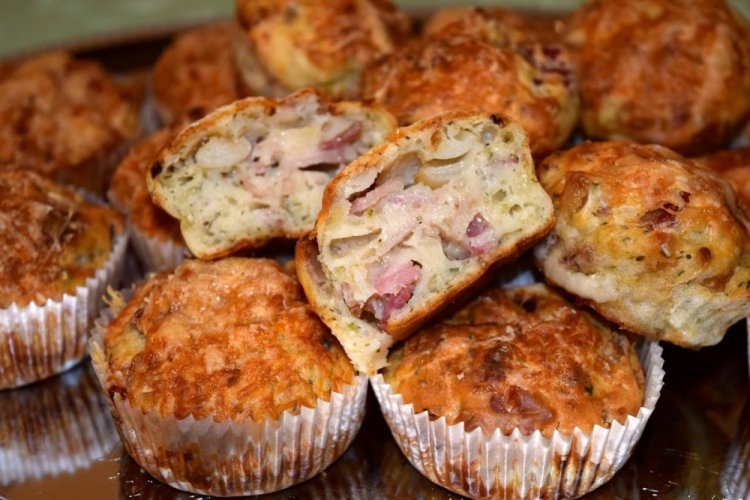 Маффины на кефире с колбасой