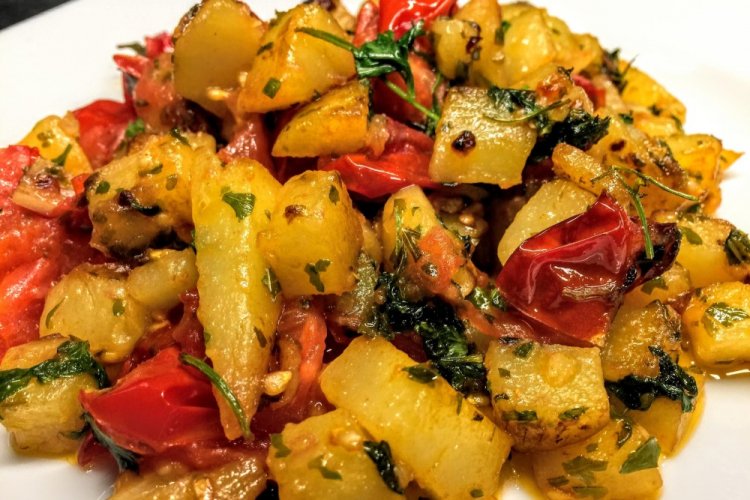 Картошка с овощами в томате