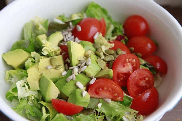 Витаминный салат с авокадо и салатом айсберг