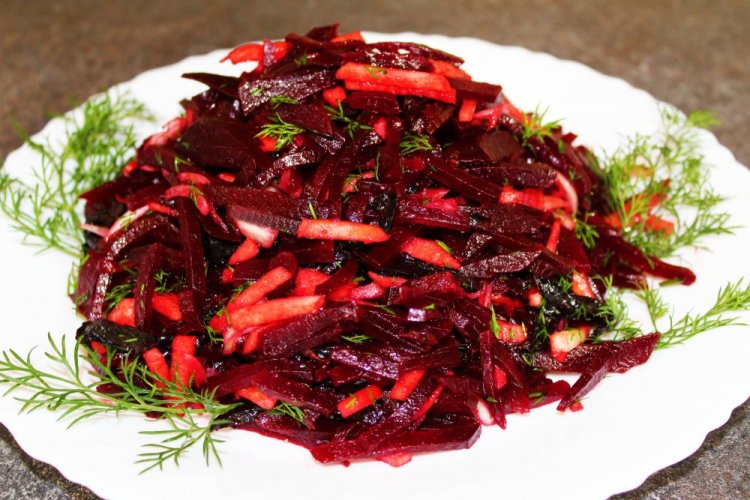 Салат из свеклы и сельдерея с имбирем