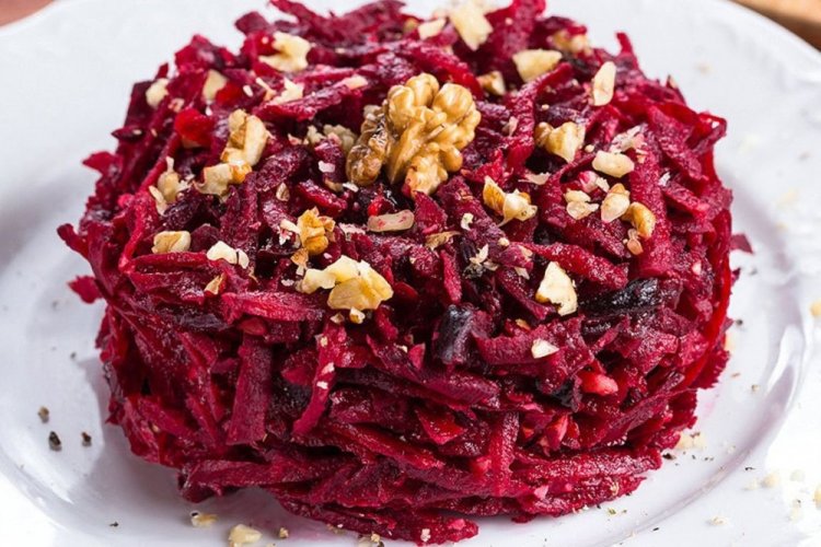 Витаминный салат со свеклой и орехами