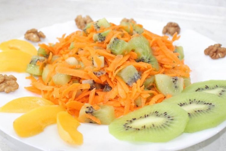 Салат с морковью и киви
