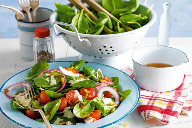 Салат со шпинатом и помидорами черри