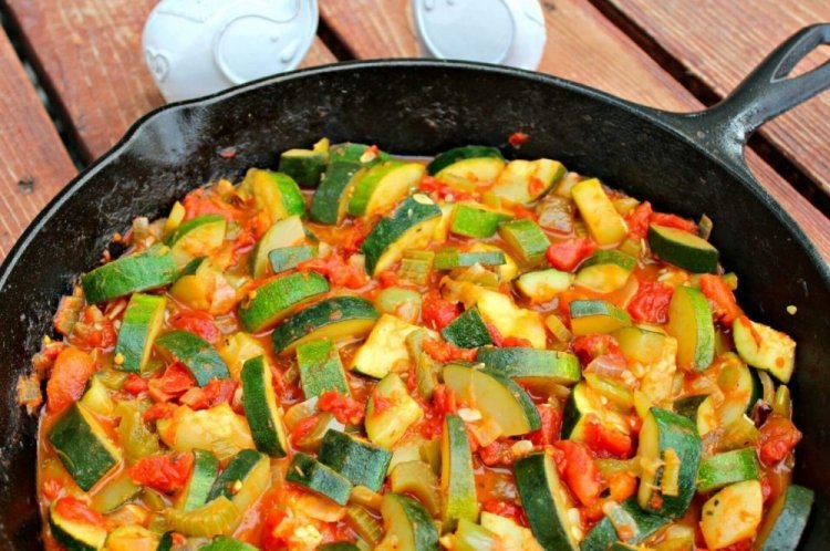 Тушеные кабачки с помидорами