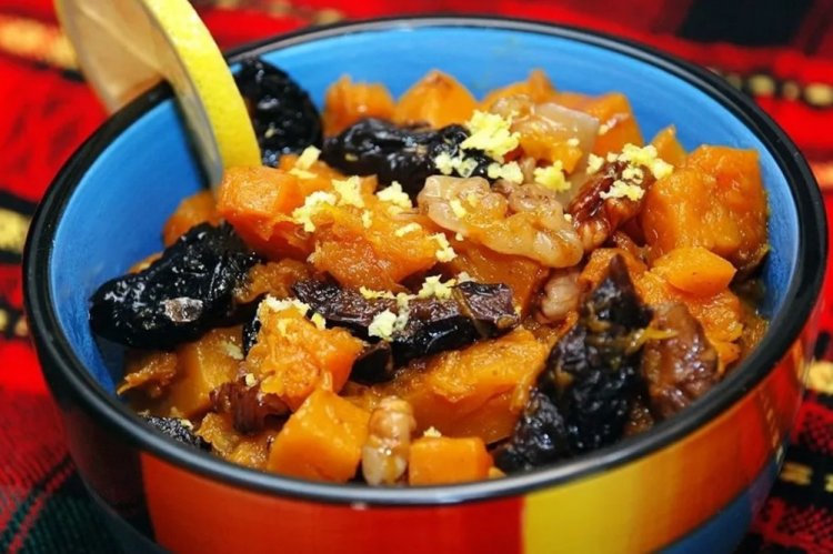 Тыква с сухофруктами в горшочках