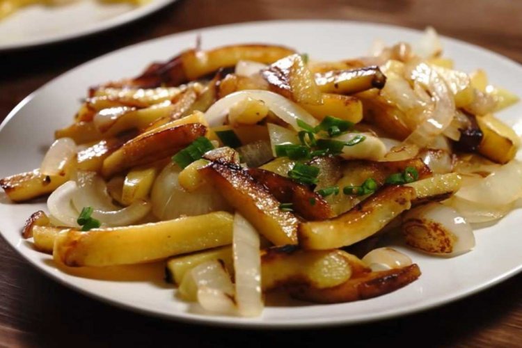 Жареный картофель с луком
