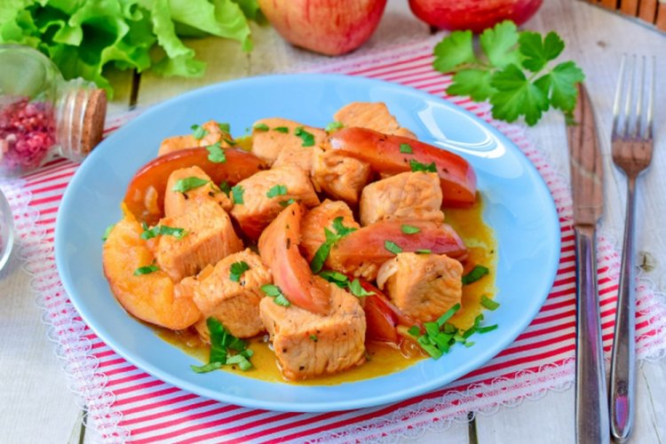 Тушеная индейка с яблоками