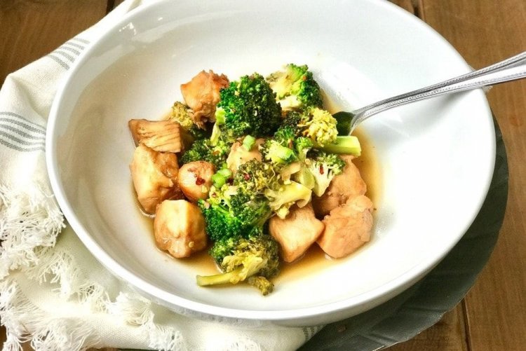 Тушеная индейка с брокколи