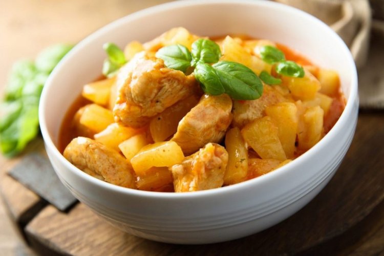 Тушеная индейка с ананасами