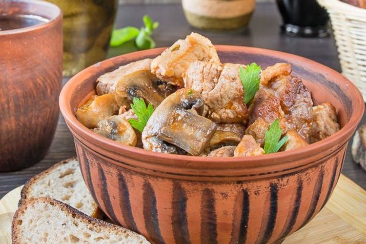 Тушеная индейка с грибами