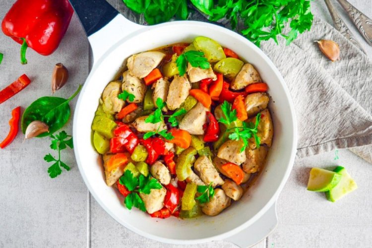 Тушеная индейка с овощами