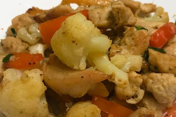 Тушеная индейка с цветной капустой