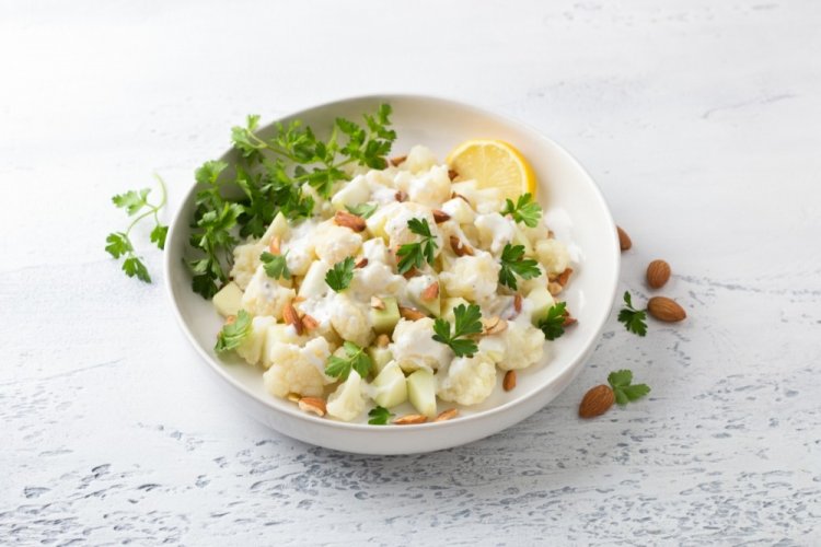 Салат из цветной капусты с яблоком