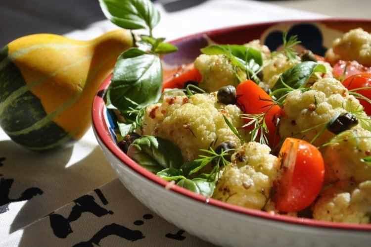 Салат из цветной капусты с овощами и черносливом